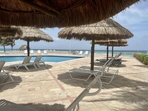 Outdoor pool - 3 bedroom penthouse on the beach. (Cancún)