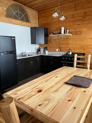 Kühlschrank, Ofen, Herdplatte, Wasserkocher mit Kaffee-/Teezubehör