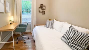 3 Schlafzimmer, Schreibtisch, Bügeleisen/Bügelbrett, Reisekinderbett