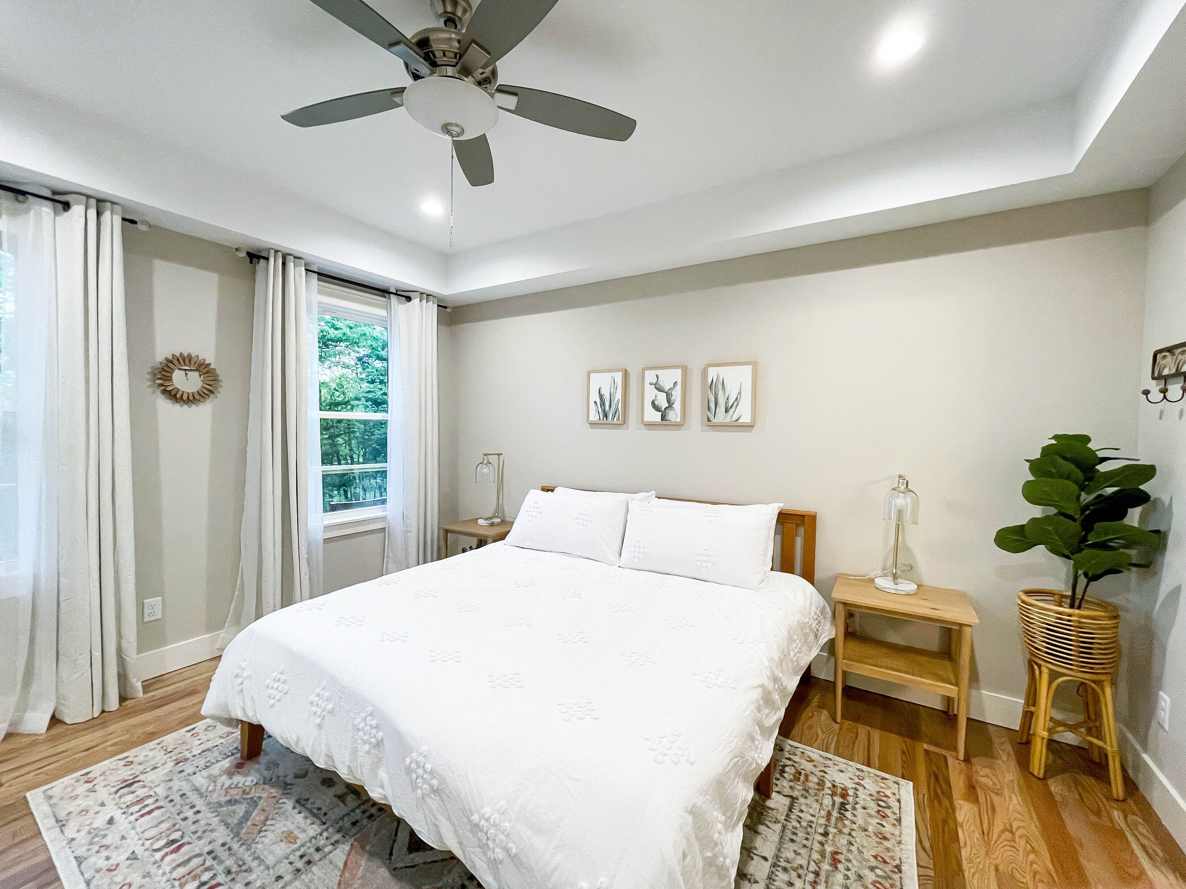 3 bedrooms, desk, iron/ironing board, travel cot