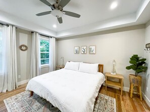 3 bedrooms, desk, iron/ironing board, travel crib - Brand new✦HOT TUB✦15min to Asheville✦Hilltop views! (Fairview)