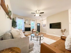 Smart TV, fireplace - Brand new✦HOT TUB✦15min to Asheville✦Hilltop views! (Fairview)