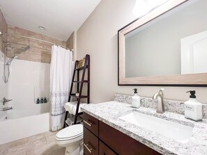 Ensemble douche/baignoire, sèche-cheveux, serviettes fournies, savon