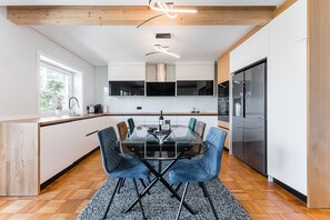 Refrigerador, microondas, horno y cafetera y tetera 