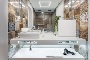 Shower, hair dryer, towels - GuestReady - Urban Retreat in Gaia (Vila Nova de Gaia)