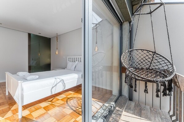 2 bedrooms, desk, iron/ironing board, internet