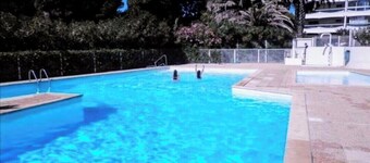 Seaside 4-person apartment. 300 m from beach and shops. Private pool