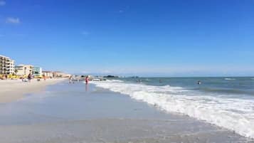 Ranta lähistöllä, aurinkotuoleja, rantapyyhkeitä