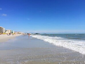 In Strandnähe, Liegestühle, Strandtücher