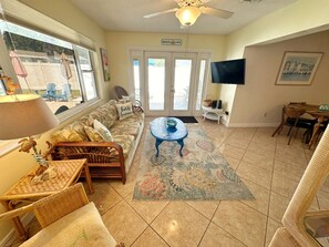Smart TV, books - Paradise Found-Heated Pool-Hot Tub-Gulf Beach-EV charger-Quiet Home away fr Home (Seminole)
