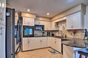 Fridge, microwave, oven, stovetop - Paradise Found-Heated Pool-Hot Tub-Gulf Beach-EV charger-Quiet Home away fr Home (Seminole)