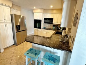 Fridge, microwave, oven, stovetop - Paradise Found-Pool, Hot Tub-Gulf Beach-EV Charger (Seminole)