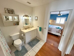 Bañera con ducha, secador de pelo, toallas, jabón