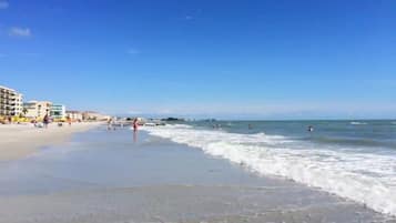 Beach nearby, sun loungers, beach towels