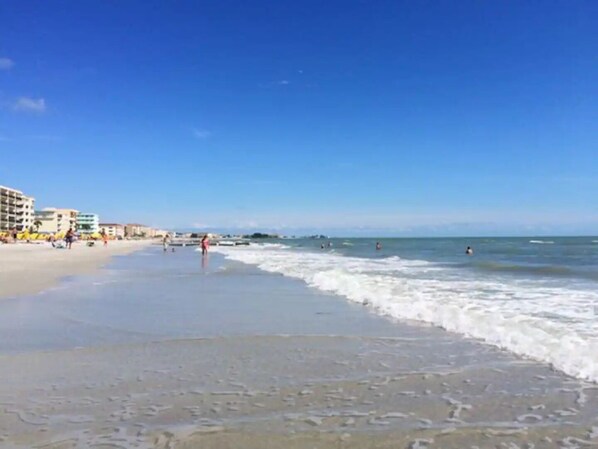 Beach nearby, sun-loungers, beach towels - Paradise Found-Heated Pool-Hot Tub-Gulf Beach-EV charger-Quiet Home away fr Home (Seminole)