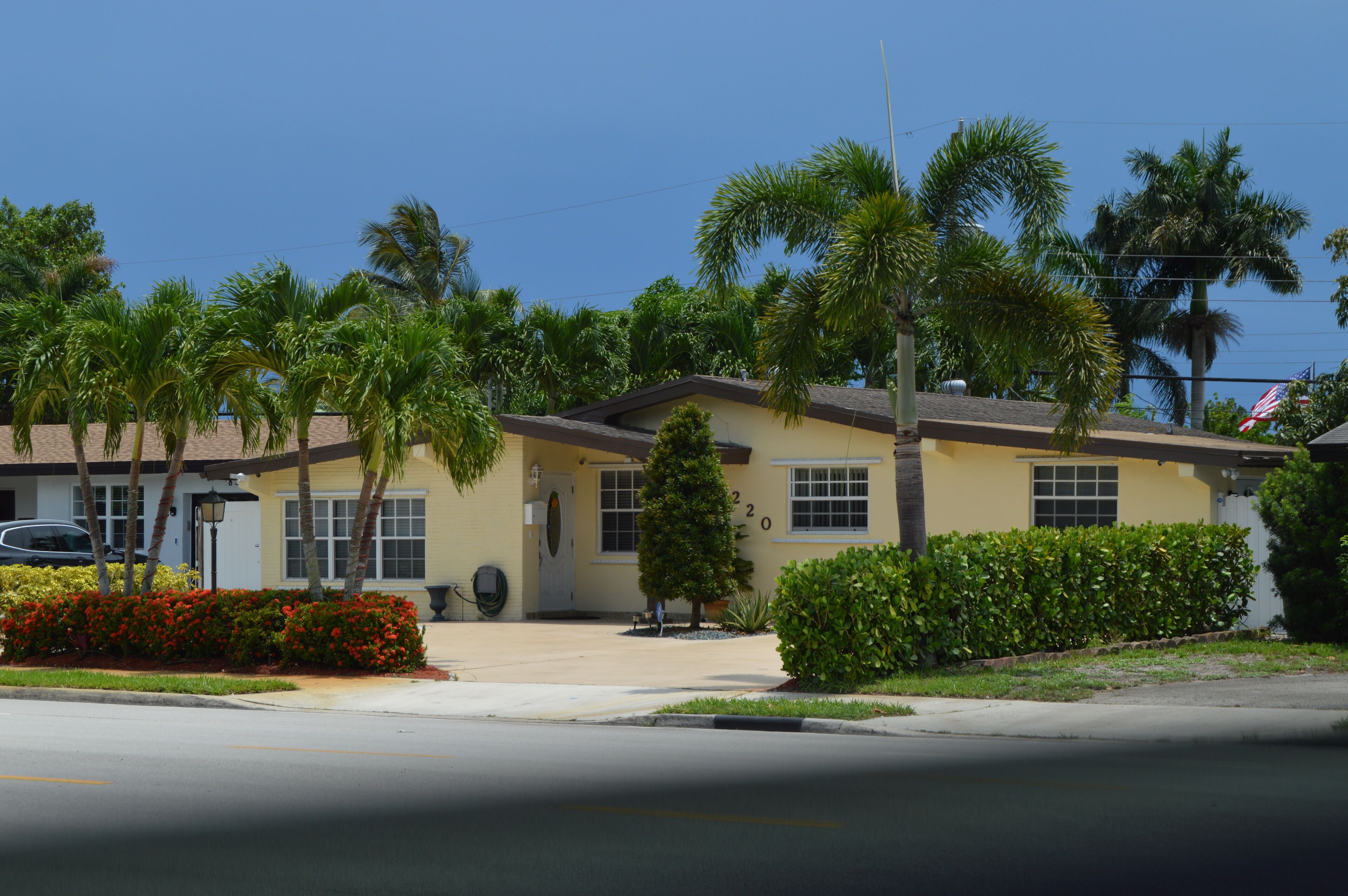 Hard Rock House in Duplex Close to Beaches!