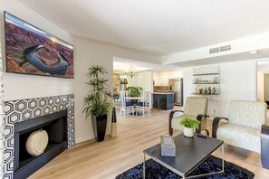 Smart TV, fireplace - Luxury Resort Style Condominium in Scottsdale (Scottsdale)