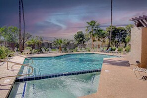 Alberca al aire libre y alberca climatizada