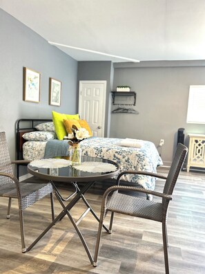 1 habitación, tabla de planchar con plancha, wifi gratis y ropa de cama 