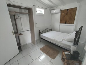 1 slaapkamer, een strijkplank/strijkijzer, gratis wifi, beddengoed