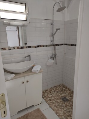 Een douche, handdoeken