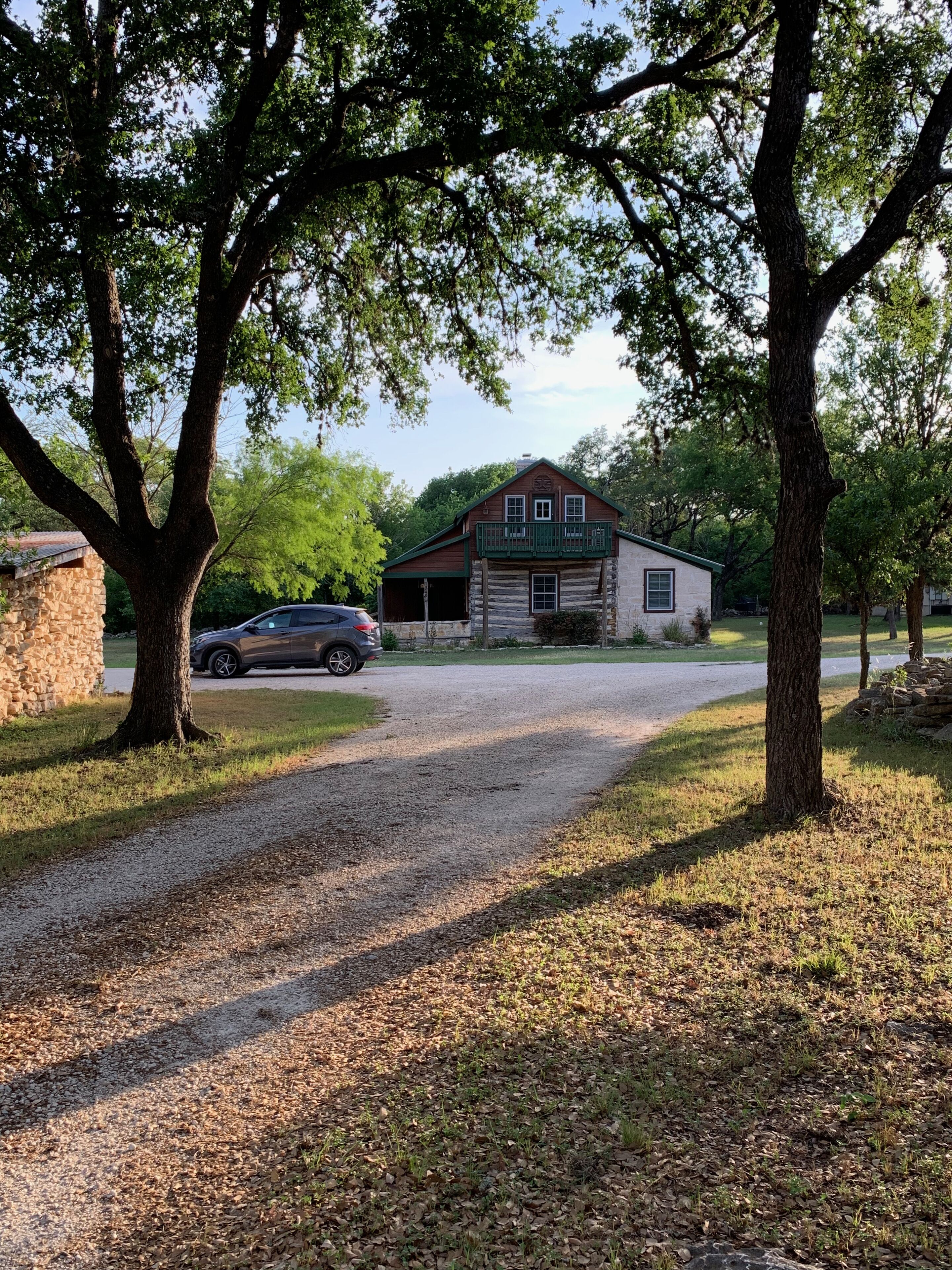NEW Flair Haus - 1870s Historic Log Home - Close to all Canyon Lake Activities
