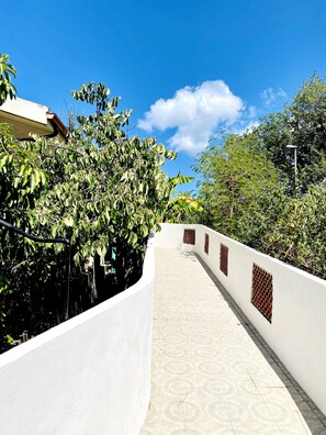 Property grounds - Detached cottage with sea view, 2 minutes from the beach - parking space. (Coccorino)