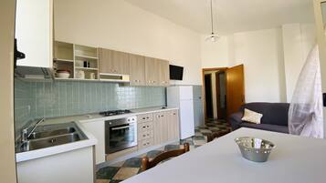 Refrigerador, horno, parrilla de estufa y cafetera y tetera