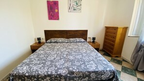 2 bedrooms, iron/ironing board, free WiFi