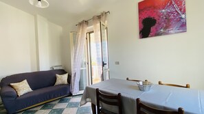 TV - Detached cottage with sea view, 2 minutes from the beach - parking space. (Coccorino)