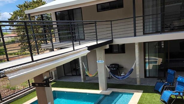 A modern house with a swimming pool, a balcony, and a barbecue area. - Relax beach house at 10 min from the best beaches in Costa Rica (Provincia de Guanacaste)