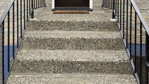A house with a dark brown front door, a stone wall, and a blue exterior. - Spacious 4 Bedroom House in Quiet Neighborhood, near Light Rail (Seattle)