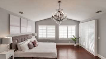 4 bedrooms, desk, iron/ironing board, travel crib