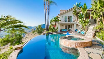 Piscine extérieure, piscine à débordement