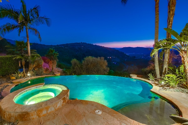 Een buitenzwembad en een infinitypool