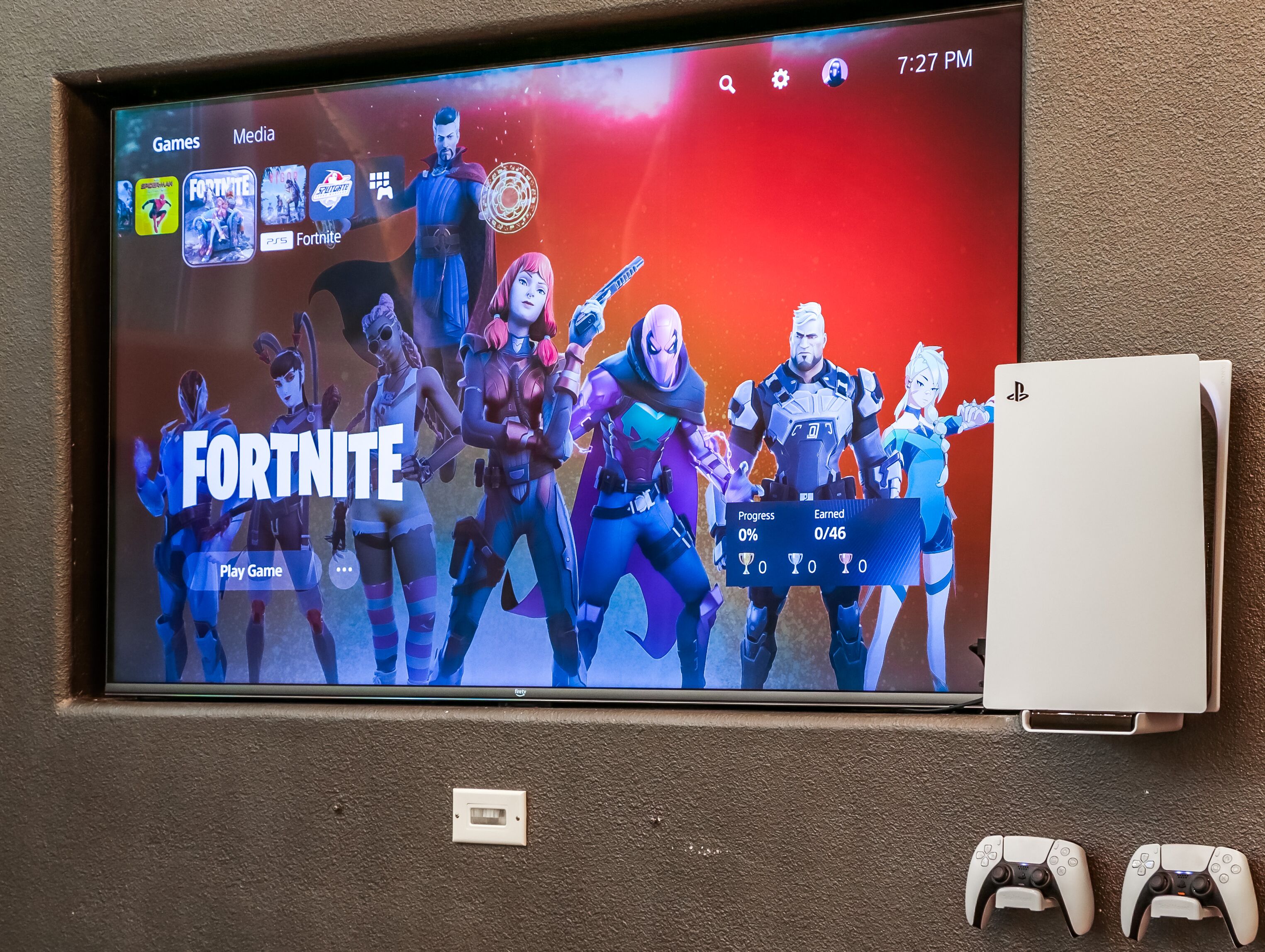 Una pantalla de televisión mostrando la interfaz de un videojuego con personajes e iconos.