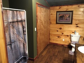 Combined shower/bathtub, towels, toilet paper