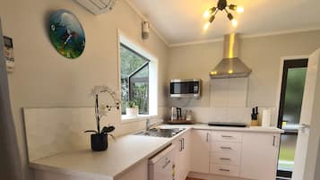 Frigorífico, microondas, lavavajillas y hervidor eléctrico