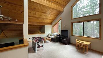 Een smart-tv en een open haard