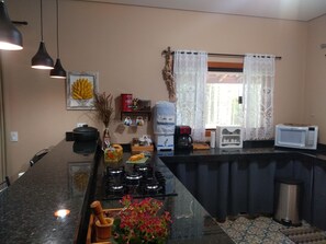 Rumah Tradisional, 2 kamar tidur, ensuite, pemandangan lembah | Dapur pribadi | Lemari es besar, microwave, kompor, dan mesin espresso