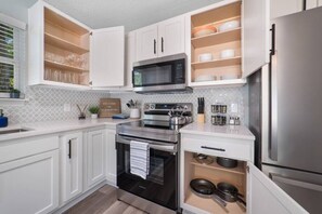 冰箱、微波炉、烤箱、炉灶