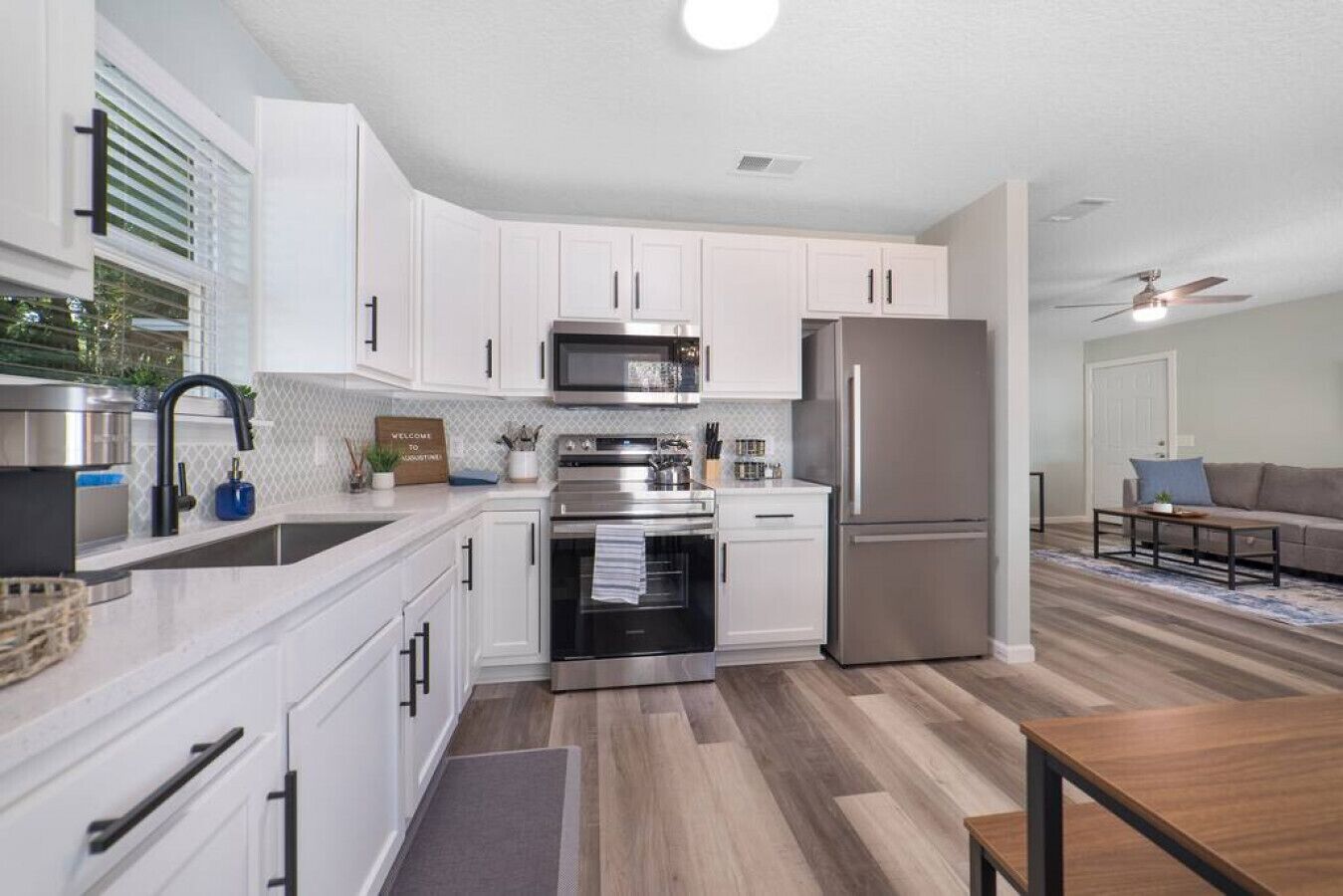 Kjøleskap, mikrobølgeovn, ovn og kokeplater