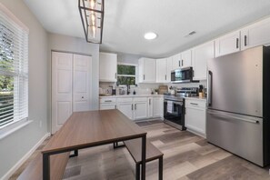 冰箱、微波炉、烤箱、炉灶