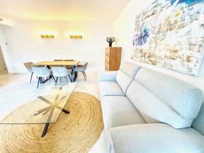 TV - Nuevo, con Grande Terraza, a 200 m de la Playa y 500m del Puerto y Centro (Cambrils)