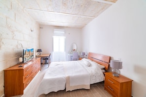 1 bedroom, iron/ironing board, WiFi, bed sheets - Central Valletta Townhouse-Hosted by Sweetstay (Il-Belt Valletta)