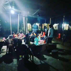 Outdoor dining - Corbett JungleInn Riverside Jungle Retreat Camp (Mohaan)