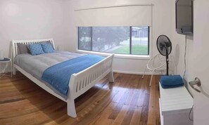 5 bedrooms, iron/ironing board, travel cot, free WiFi - Summer fun. Pet friendly. Kid friendly. Family friendly. (Cowes)