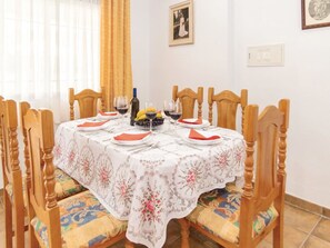 Dining - Wonderful private villa for 6 people with private pool, A/C, WIFI, TV, patio and pets allowed (Rute)