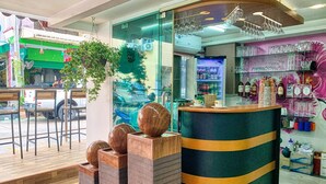 Zona bar con bancone, posti a sedere e vista sulla strada.