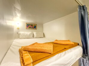 Bureau, espace de travail pour ordinateur portable, Wi-Fi gratuit